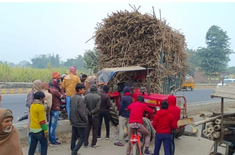 गन्ना से लदा ट्रैक्टर का चक्का हुआ ब्लास्ट हुई दुर्घटना।