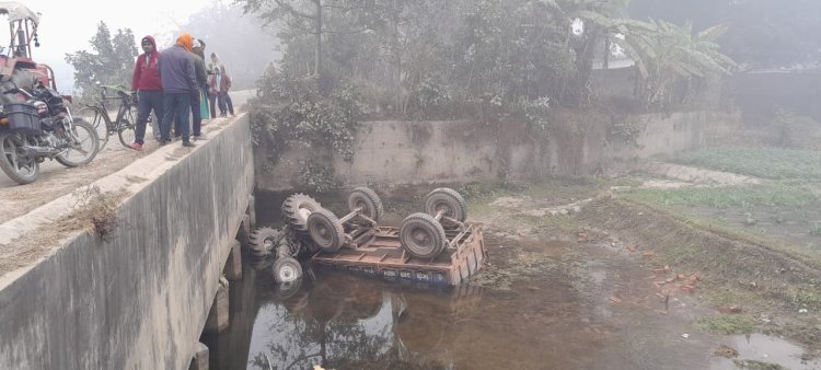 तेज रफ्तार अनियंत्रित ट्रैक्टर-ट्रेलर साइफन में गिरा, चालक सहित एक  महिला आंशिक रूप से घायल।