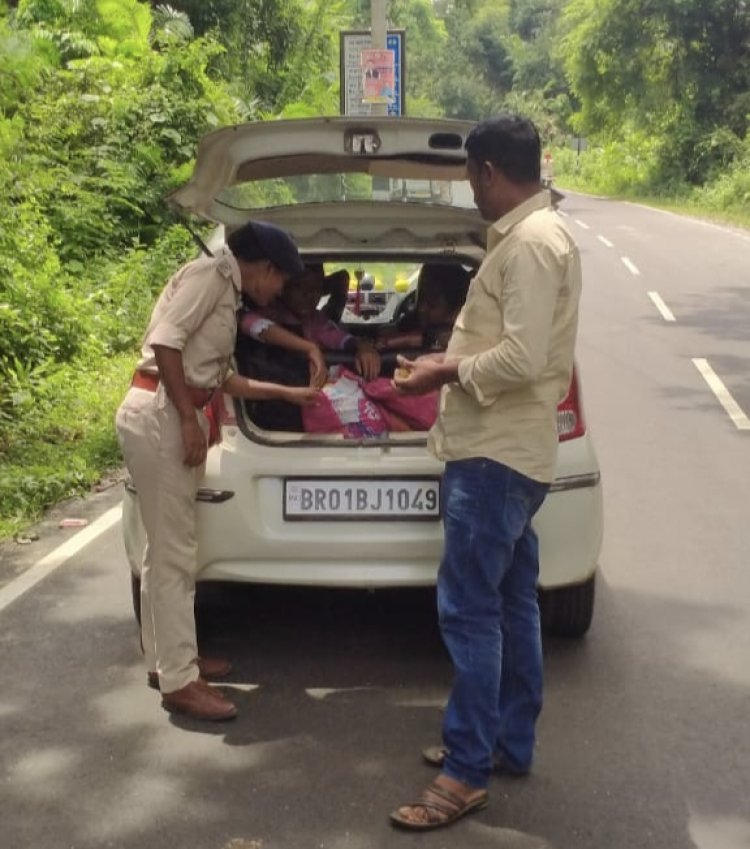 वाल्मीकि नगर में सुरक्षा के मद्देनजर पुलिस ने किया वाहन जांच।