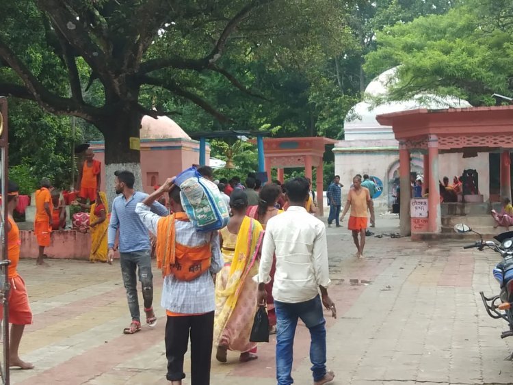 बेलपत्र-धतूरा चढ़ा भोले बाबा से मांगा आशीर्वाद, चारों ओर रहा हर हर महादेव महादेव की जयघोष।