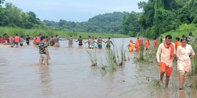  पुजा अर्चना कर लौट रहे 69 श्रद्धालुओं को एसएसबी और एपीएफ ने नदी में डूबने से बचाया।