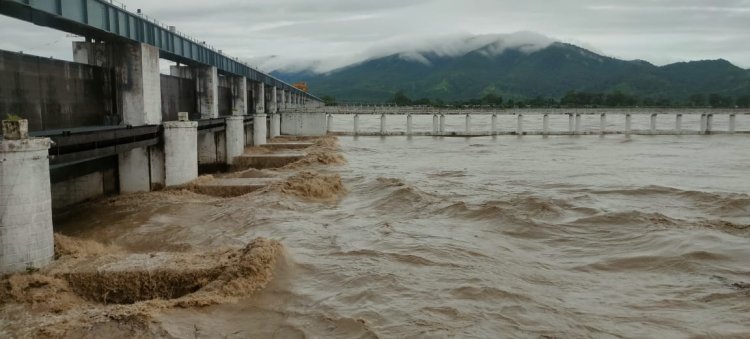 नेपाल के जल ग्रहण क्षेत्रों में हो रही झमाझम बारिश से गंडक बराज के जलस्तर में लगातार बढ़ोतरी जारी l