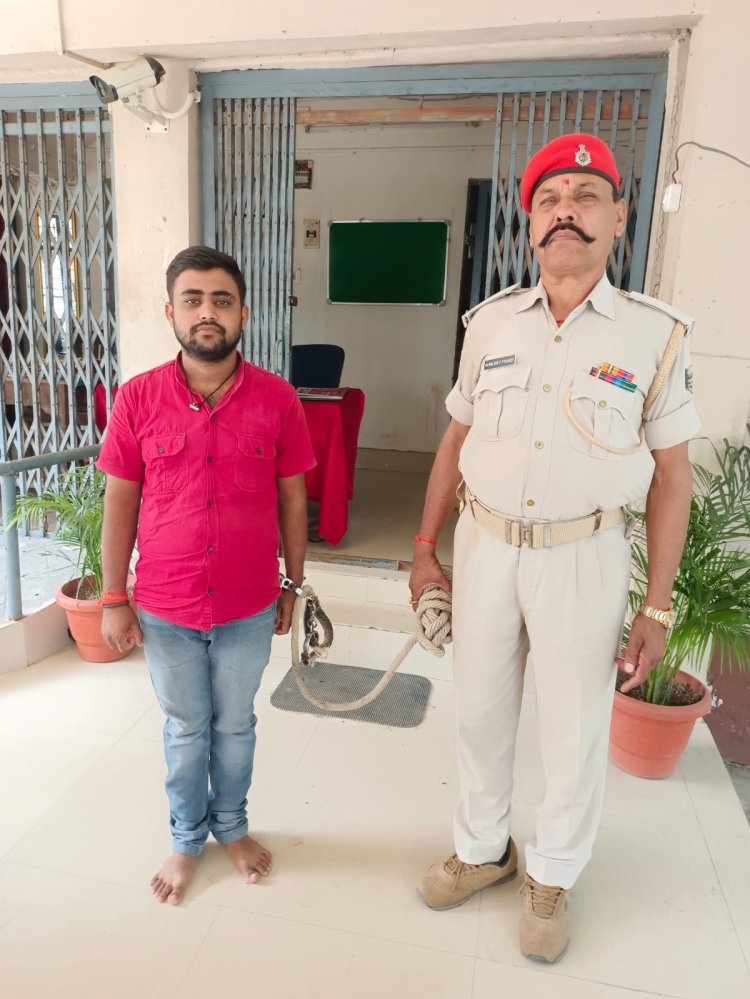 नौरंगिया पुलिस ने बाइक सहित 20 लीटर देसी चुलाई शराब व शराब कारोबारी को किया गिरफ्तार ।